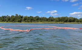 Avspärrningsläns ligger utlagd i cirkel på Mälarens yta