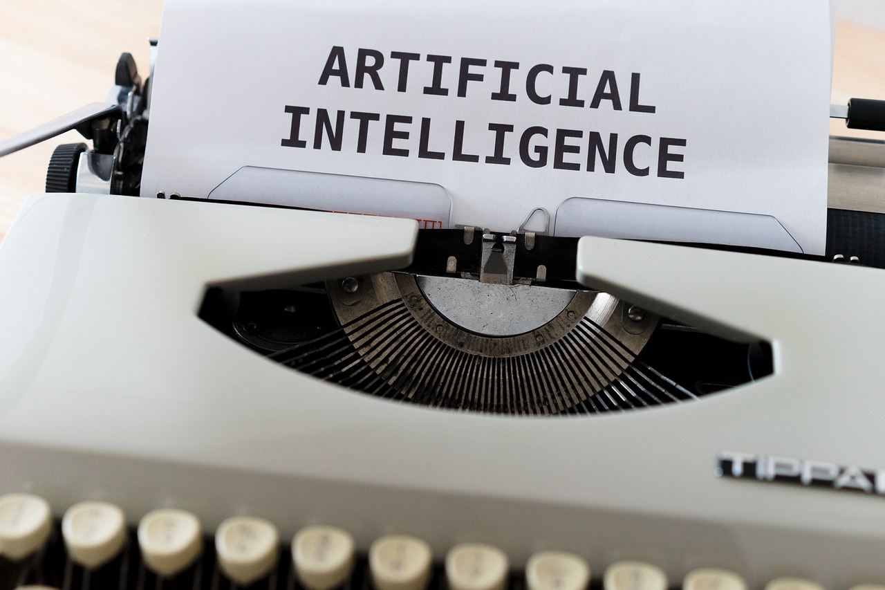 Skrivmaskin med ett papper i med texten artificial intelligence.