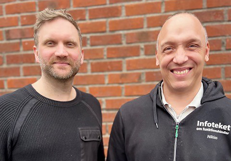 Jonas Wik och Niklas Rossi utanför infoteket framför den röda tegelväggen.
