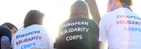 Ungdomar med t-shirt där det står European Solidarity Corps